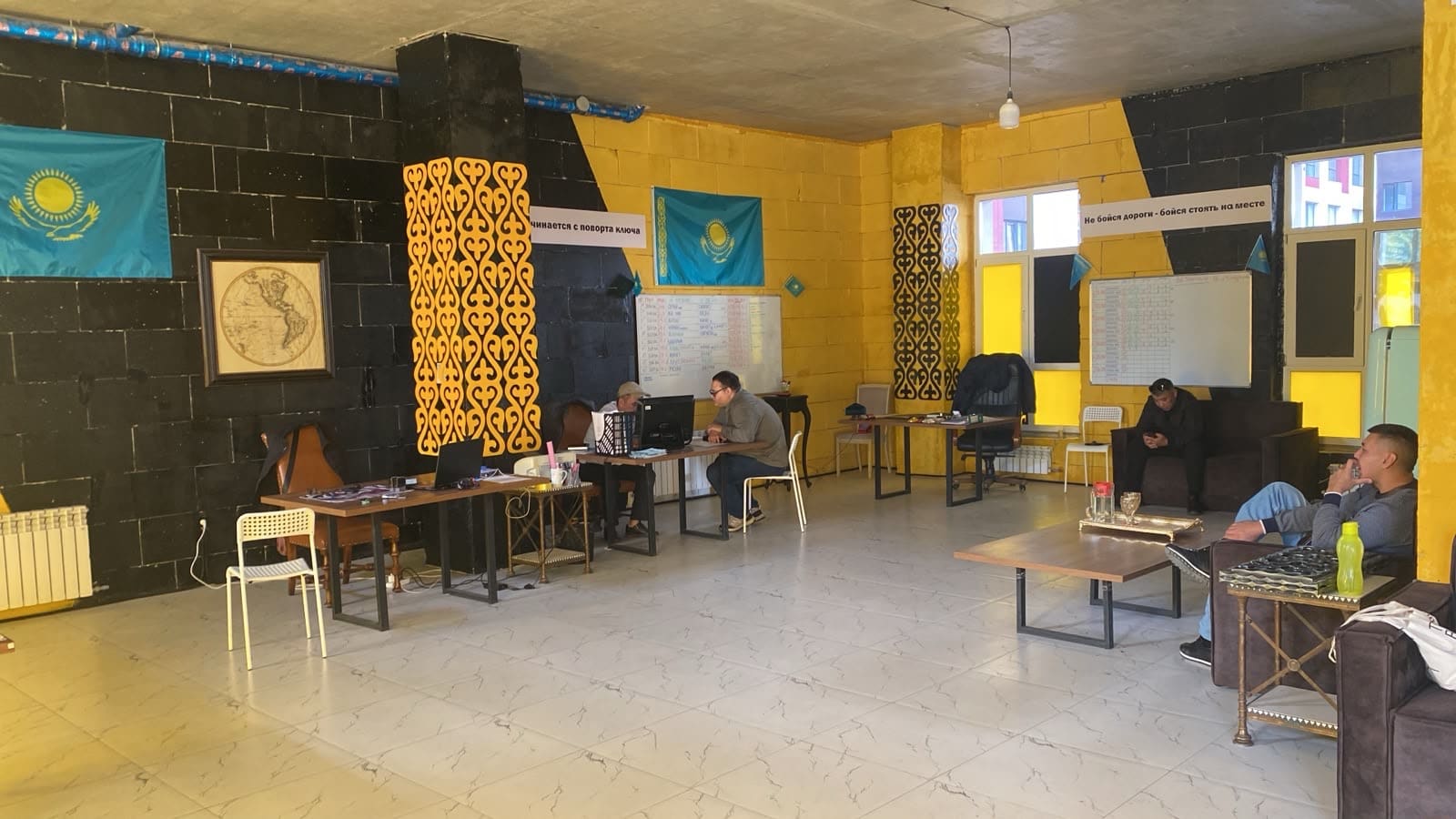 Зал ожидания филиала BIG Taxi на Байтурсынова 22